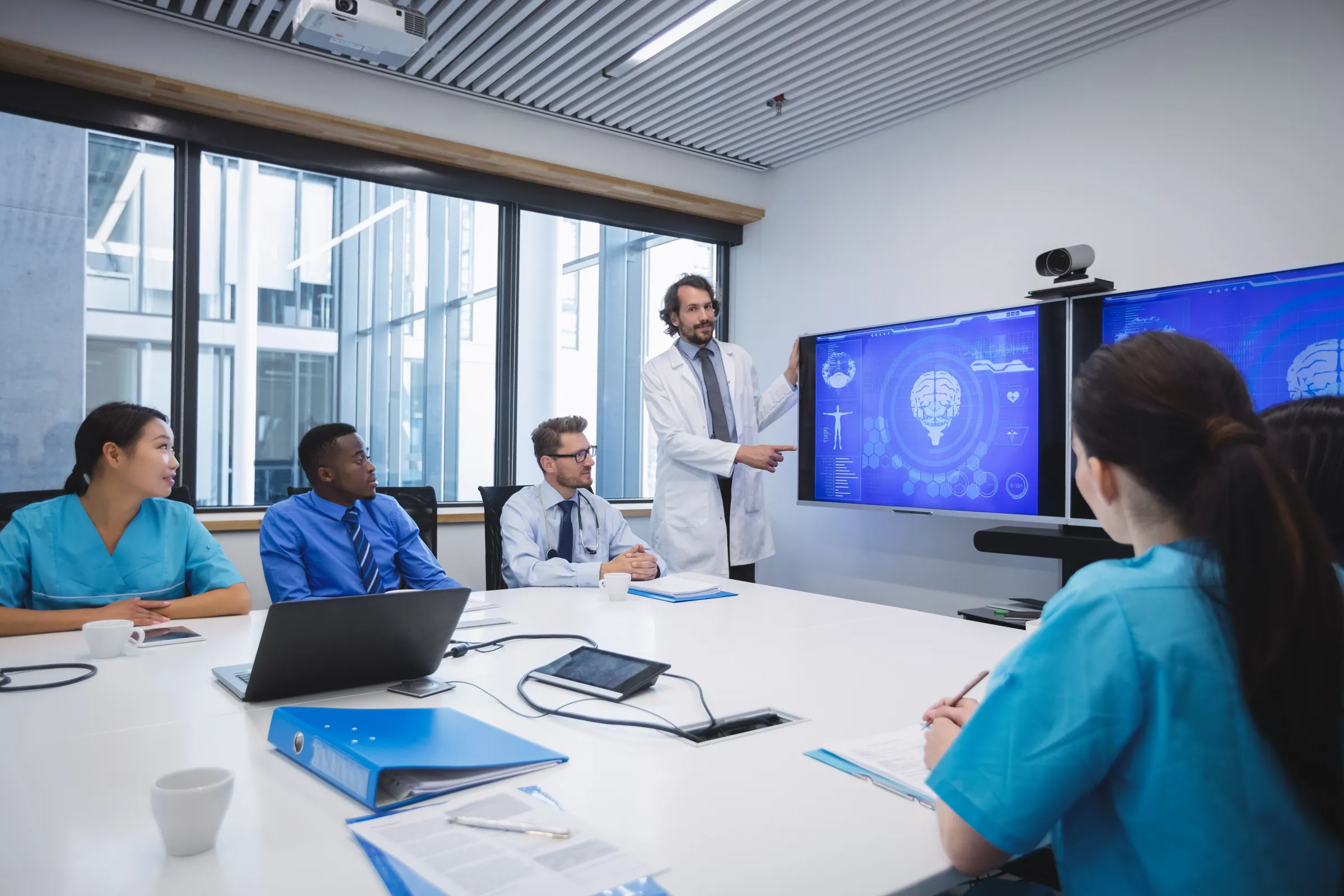 Clinician presenting imaging data to a team on screen
